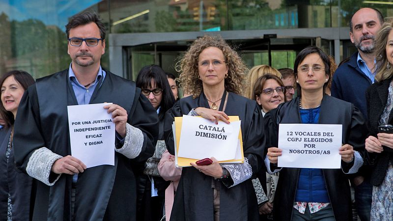 Jueces y fiscales se concentran para exigir la dimisión de Catalá y pedir mejoras laborales