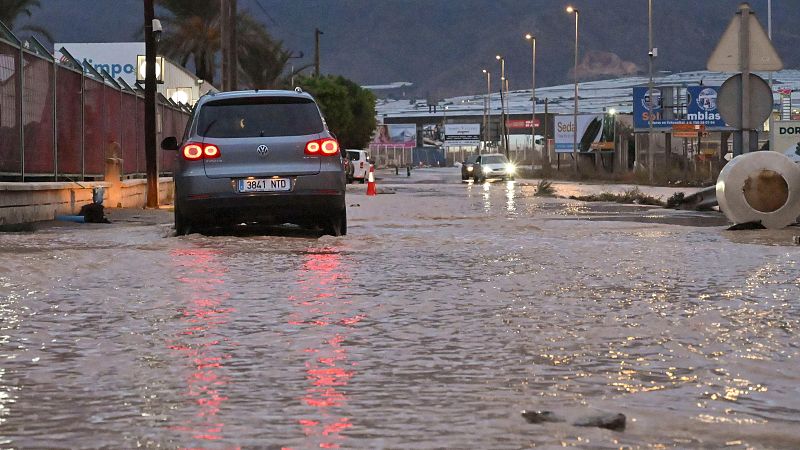 Un viandante recorre el paseo mart�timo de Gand�a durante una tormenta