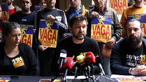 El portaveu general de la plataforma Viure Ens Costa la Vida, Ruben P�ez; el portaveu del Sindicat de Llogateres, Enric Aragon�s, i la portaveu de la Taula Sindical de Catalunya, Montse S�nchez, durant una roda de premsa