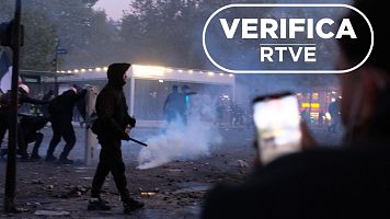 Una persona graba con su m�vil los disturbios en la Plaza de la Rep�blica, en Par�s, el 17 de octubre, con sello VerificaRTVE