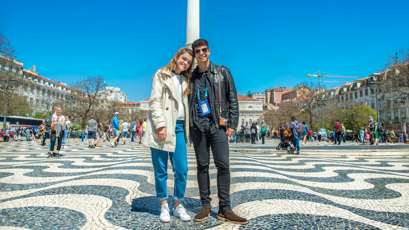 Amaia y Alfred, de paseo turstico por las calles de Lisboa