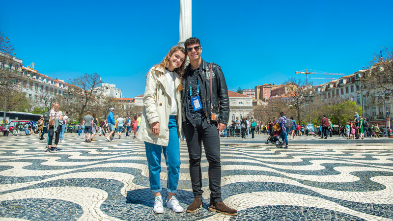 Amaia y Alfred, de paseo turstico por las calles de Lisboa