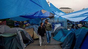 Ca�da de ventas, menos turistas y temor por la campa�a de Navidad: as� conviven los negocios de Sol con la acampada
