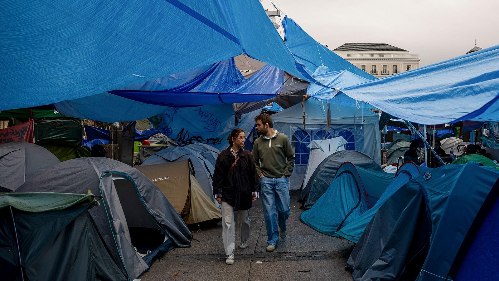 Ca�da de ventas, menos turistas y temor por la campa�a de Navidad: as� conviven los negocios de Sol con la acampada