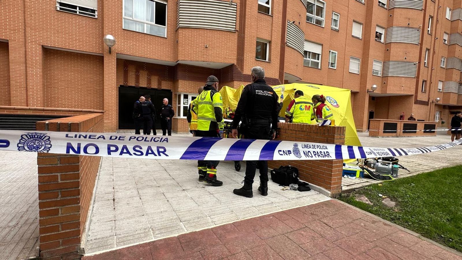 Miembros de Emergencias Madrid atienden a la víctima en la calle Ontanilla tras el precinto de la Policía Municipal.