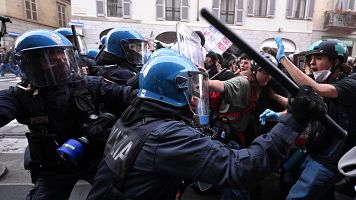 La polic�a antidisturbios se enfrenta a manifestantes durante una protesta antigubernamental en la Piazza Duomo de Mil�n