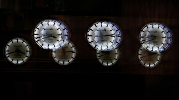 Relojes que muestran la hora de ciudades en distintos continentes