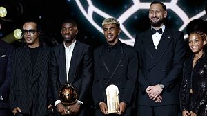 Lamine Yamal posa con el Trofeo Kopa 2025 al mejor jugador del mundo menor de 21 a�os junto a Ousmane Demb�l�, ganador del Bal�n de Oro 2025