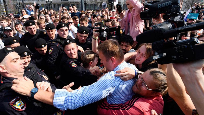 La policía rusa detiene al líder opositor Alexéi Navalni en una protesta contra Putin en Moscú