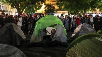 Manifestantes instalando tiendas de campa�a en la plaza Rossio de Lisboa