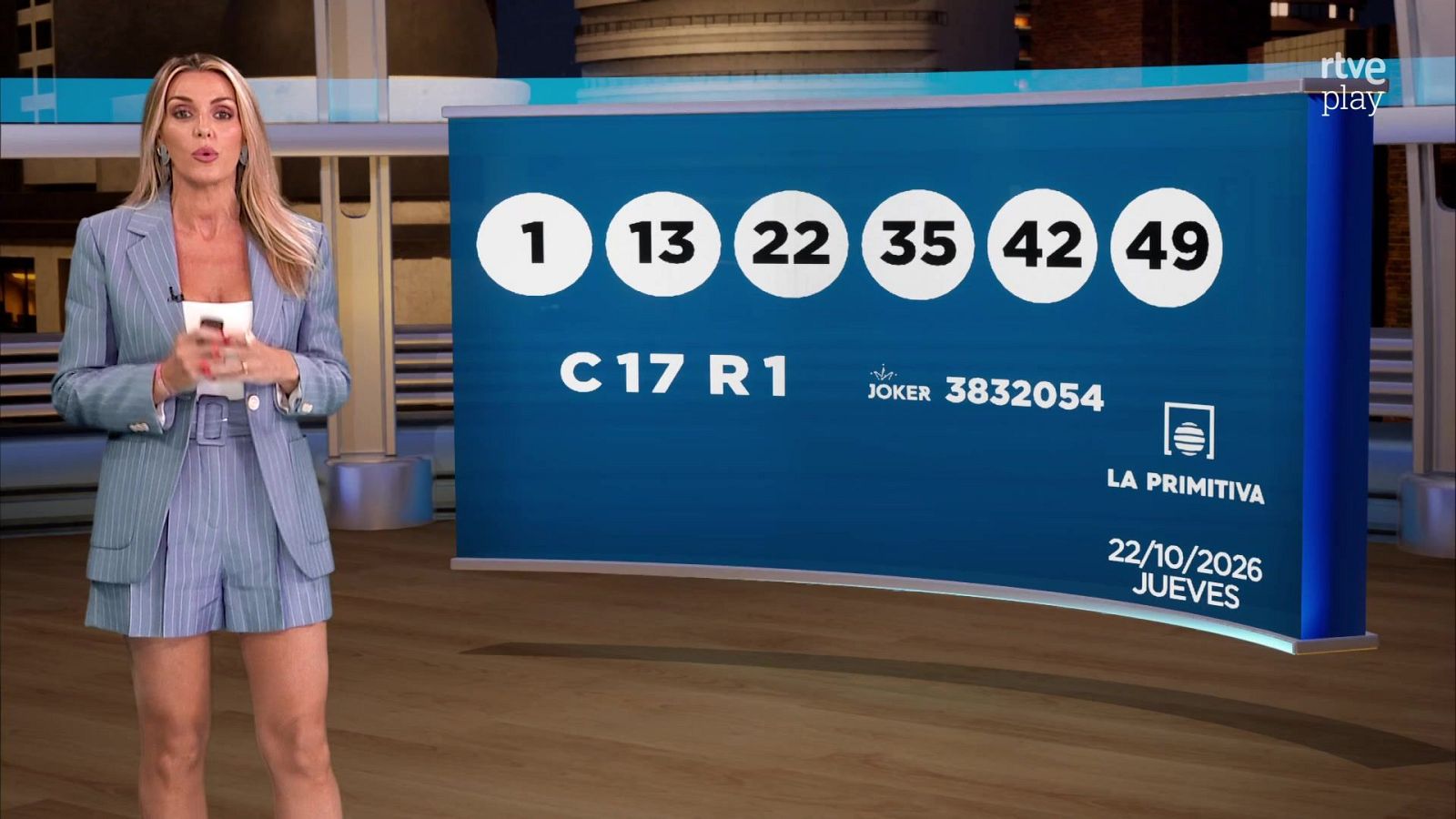 La presentadora Sandra Daviú en un plató con un panel que muestra los resultados del sorteo de La Primitiva.