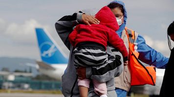 Imagen de archivo de una mujer y un ni�o deportados de EE.UU. a Guatemala