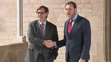 El president de la Generalitat, Salvador Illa, i el ministre de Transports i Mobilitat Sostenible, �scar Puente, abans d'entrar a una reuni� de treball al Palau de la Generalitat.