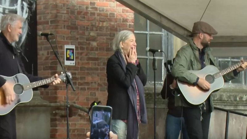 Sorpresa coral a Patti Smith en Oviedo: decenas de personas cantan "People have the power"