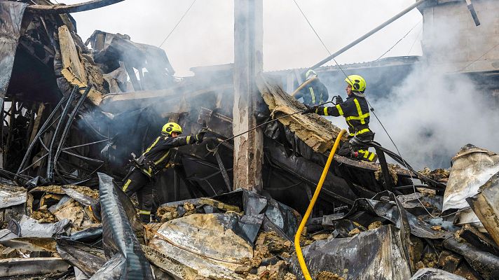 Los servicios de emergencia ucranianos trabajan en el lugar de un ataque con misiles ruso contra un hipermercado en Kiev, Ucrania.