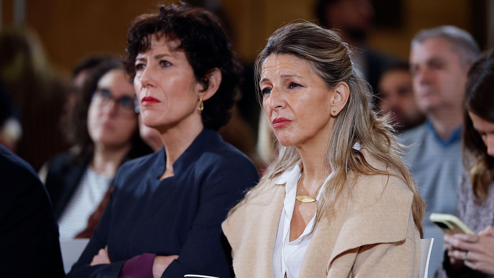 La vicepresidenta segunda y ministra de Trabajo, Yolanda Díaz, junto a la ministra de Migraciones e Inclusión, Elma Saiz, en un acto este jueves.