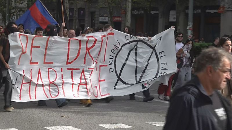 Un centenar de persones impulsen una acci� per reclamar solucions d'habitatge