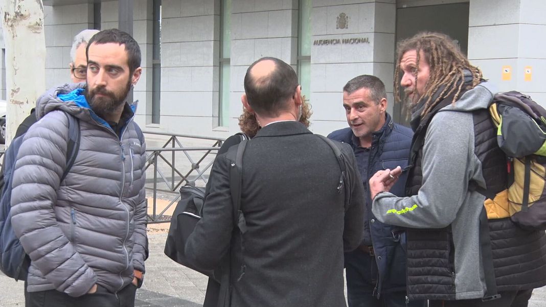 Alguns del CDR davant de la seu de l'Audi�ncia Nacional a Madrid