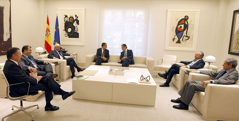 Zapatero analiza la situación financiera con los presidentes de bancos y cajas