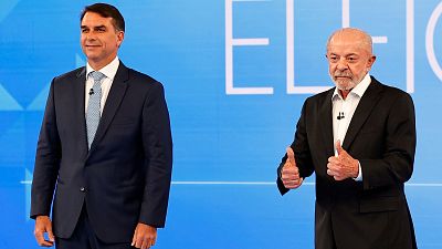 El presidente de Brasil y candidato a la reelecci�n, Luiz In�cio Lula da Silva (d), y el candidato de la oposici�n Fl�vio Bolsonaro, asisten a un debate en los estudios de TV GLOBO este viernes, a dos d�as de la segunda vuelta de las elecciones presidenciales.