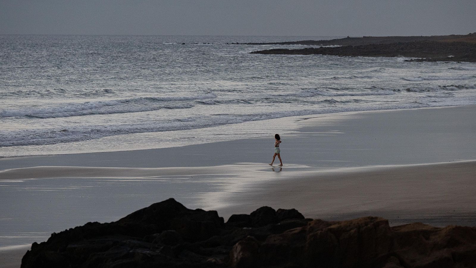 Una mujer pasea por Playa Blanca en Puerto del Rosario, Fuerteventura.