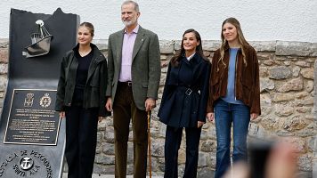 Los reyes entregan el premio del Pueblo Ejemplar de Asturias a la Cofrad�a de Pescadores Santa Ana de Llanes