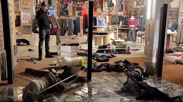 Un comer� de roba de la pla�a de Catalunya de Barcelona destrossat despr�s dels aldarulls d'aquest dissabte