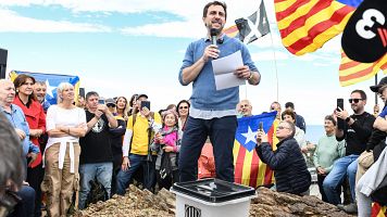 El eurodiputado electo de Junts y exconseller Toni Com�n cruza a pie la frontera