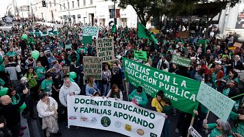 Concentraci�n convocada por las familias de la escuela p�blica madrile�a en apoyo al profesorado