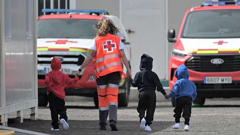 Desembarco y atenci�n primaria a ni�os migrantes en el puerto de La Restinga