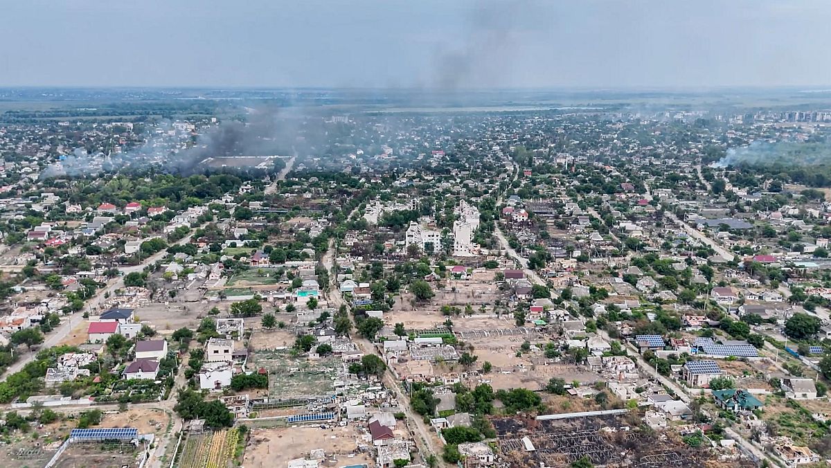 El humo se eleva en la ciudad de Oleshki, en la regi�n ucraniana de Jers�n