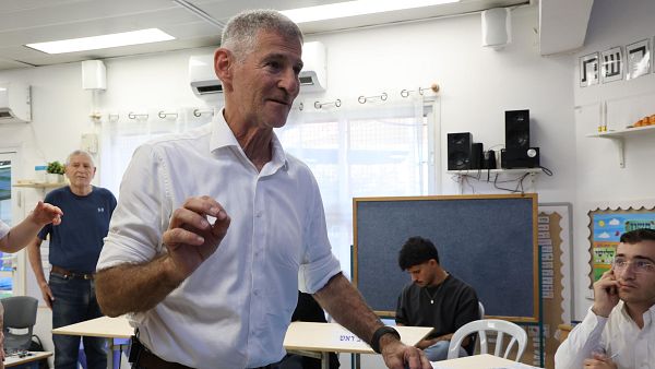 Yair Golan, l�der del partido Los Dem�cratas, llega para emitir su voto en un centro de votaci�n en Rosh HaAyin