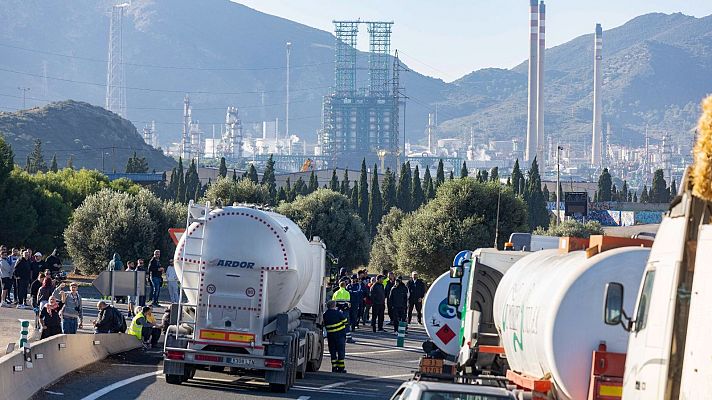 Los piquetes de la huelga del metal intentan cortar las carreteras en Escombreras