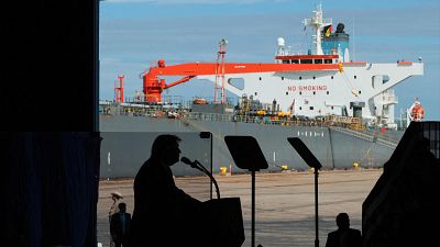 Donald Trump pronuncia un discurso durante un mitin en el puerto de Corpus Christi, mientras se observa un buque cisterna que transporta 500.000 galones de petr�leo venezolano