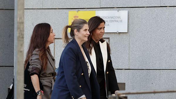 La jueza Beatriz Biedma (d) sale de la Audiencia Nacional acompa�ada de su hermana y abogada (i) tras denunciar ante el juez maniobras en su contra de la presunta trama de Leire D�ez.