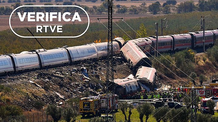 Los servicios de emergencia trabajan en el lugar del accidente de tren en Urda (Toledo)