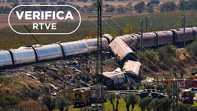 Los servicios de emergencia trabajan en el lugar del accidente de tren en Urda (Toledo)