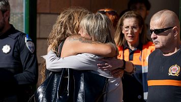 Dos mujeres se abrazan este mi�rcoles en el pabell�n polideportivo de Urda, Toledo, tras el accidente de tren