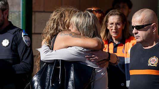 Dos mujeres se abrazan este mi�rcoles en el pabell�n polideportivo de Urda, Toledo, tras el accidente de tren