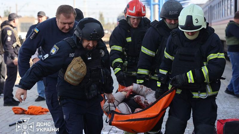 Al menos 14 muertos en un ataque ruso contra una estaci�n de tren en Dnipr�