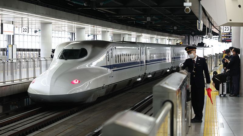 Un tren Shinkansen Tokaido de la serie N700 en la estaci�n de Shinagawa, en Tokio (Jap�n), el 22 de marzo de 2026