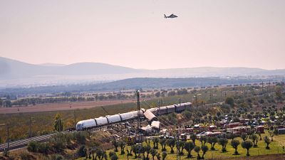 Los servicios de emergencia trabajan en el lugar de la colisi�n en Urda