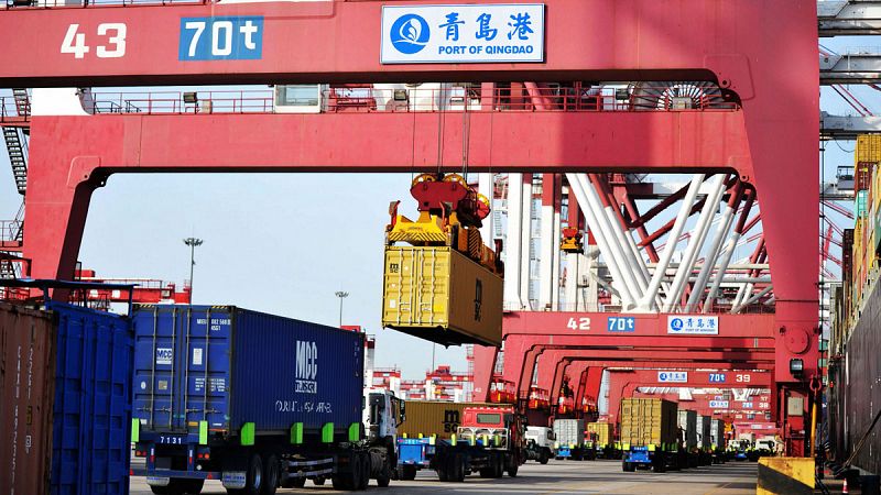 China redujo en abril su superávit comercial global, pero aumentó el que mantiene con EE.UU.