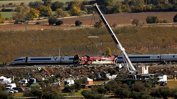 Una gr�a eleva un vag�n de tren tras el accidente en Urda