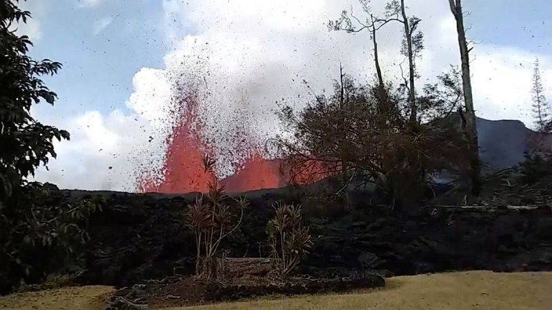 Las fisuras provocadas por la lava del Kilauea siguen extendiéndose en Hawái