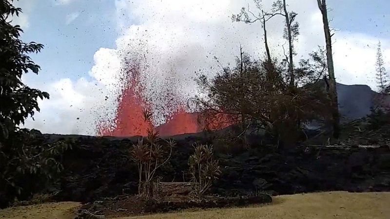 Las fisuras provocadas por la lava del Kilauea siguen extendiéndose en Hawái
