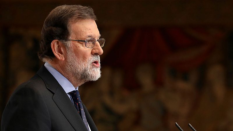 Rajoy urge a ERC a dejar de "anteponer los intereses" de Puigdemont e investir un presidente "legal"