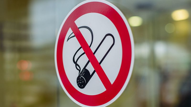 Los lugares donde se prohíbe fumar no escapan a las toxinas del tabaco