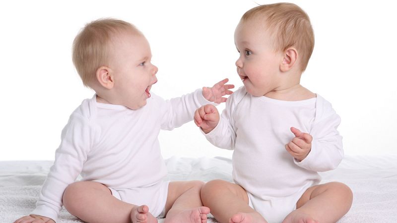 Los bebés prefieren oír otras voces infantiles antes que la de los adultos