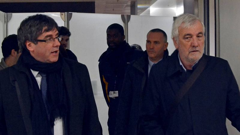 Investigados por encubrimiento los cuatro acompañantes de Puigdemont cuando fue detenido